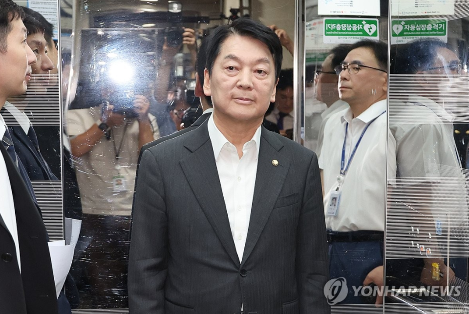 국민의힘 혁신위원장을 맡은 안철수 의원이 7일 서울 여의도 국회 소통관에서 위원장을 사퇴하고 전당대회 출마 의사를 밝히는 기자회견을 한 뒤 승강기를 타고서 회견장을 떠나고 있다.(연합뉴스)