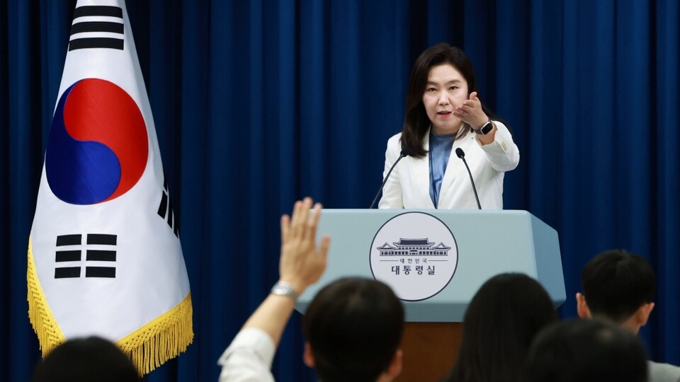 강유정 대통령실 대변인이 지난 7일 서울 용산 대통령실 청사에서 현안 브리핑을 하며 취재진의 질문을 받고 있다 (사진=연합뉴스)
