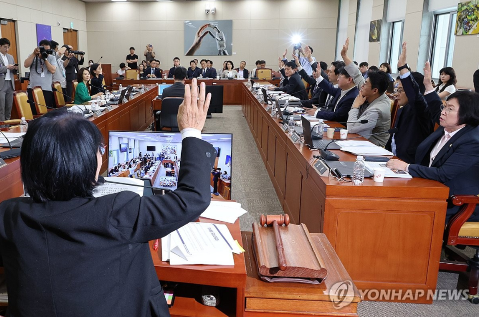 7일 국회 과학기술정보방송통신위원회 전체회의에서 여당 위원들이 공영방송 지배구조 개편을 골자로 하는 이른바 '방송3법'에 대해 찬성 표결하고 있다.(사진=연합뉴스)