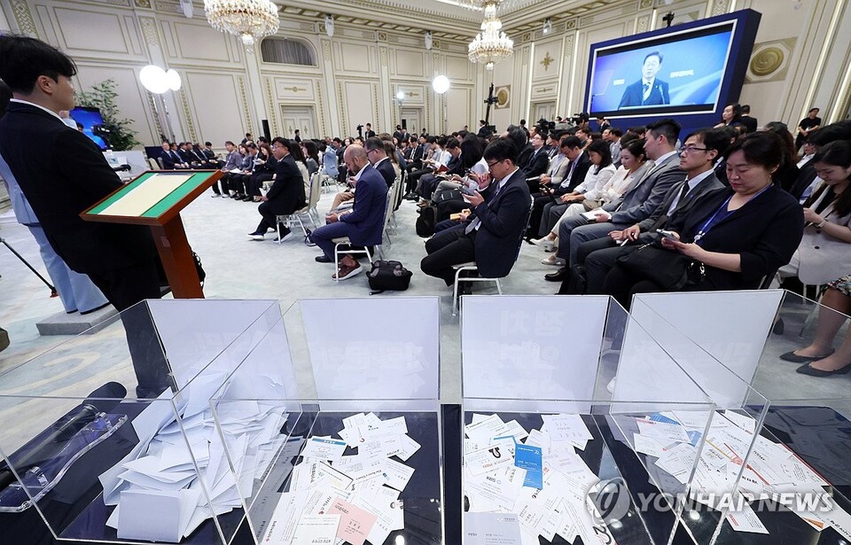 3일 청와대 영빈관에서 열린 이재명 대통령의 '대통령의 30일, 언론이 묻고 국민에게 답하다' 기자회견에서 질문자 추첨함에 취재진 명함이 들어 있다. [대통령실통신사진기자단]