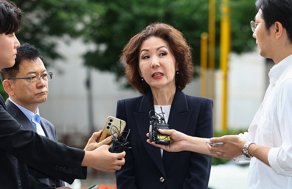 이진숙 교육부 장관 후보자가 지난달 30일 오전 서울 여의도 한국교육시설안전원에 마련된 인사청문회 준비 사무실로 출근하며 취재진과 인터뷰하고 있다 (사진=연합뉴스)