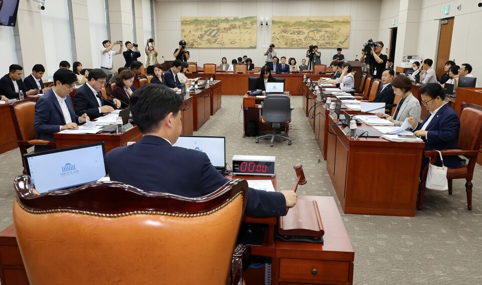 지난 8일 국회에서 열린 이진숙 사회부총리 겸 교육부 장관 인사청문요청안 등을 심의하는 교육위원회 전체회의에서 더불어민주당 소속 김영호 위원장이 의사봉을 두드리고 있다 (사진=연합뉴스)