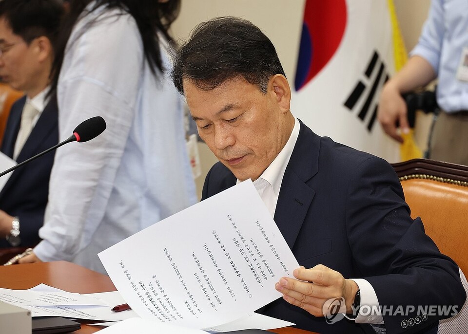 2일 국회에서 열린 정무위원회 전체회의에서 국민의힘 소속 윤한홍 위원장이 자료를 살피고 있다.(사진=연합뉴스)