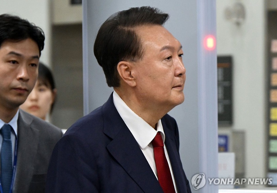 12.3 비상계엄 사태 관련 내란 혐의를 받는 윤석열 전 대통령이 9일 서울 서초구 서울중앙지방법원에서 구속 전 피의자 심문(영장실질심사)을 마치고 법원을 나서고 있다.(연합뉴스)