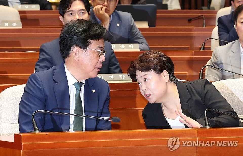 국민의힘 송언석 비상대책위원장 겸 원내대표(왼쪽)와 윤희숙 신임 혁신위원장이 9일 서울 여의도 국회에서 열린 의원총회에서 대화하고 있다. (사진=연합뉴스)