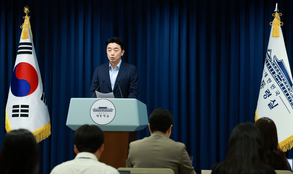 강훈식 대통령비서실장이 11일 서울 용산 대통령실 청사에서 이재명 대통령의 문화체육관광부 및 국토교통부 장관 인선을 발표하고 있다 (사진=연합뉴스)