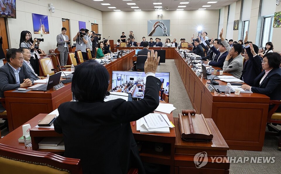 7일 국회 과학기술정보방송통신위원회 전체회의에서 여당 위원들이 공영방송 지배구조 개편을 골자로 하는 이른바 '방송3법'에 대해 찬성 표결하고 있다.(사진=연합뉴스)