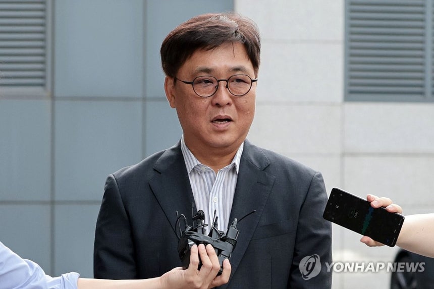 최휘영 문화체육관광부 장관 후보자가 14일 서울 종로구에 마련된 인사청문회 준비 사무실로 첫 출근하며 취재진 질문에 답하고 있다. (사진=연합뉴스)