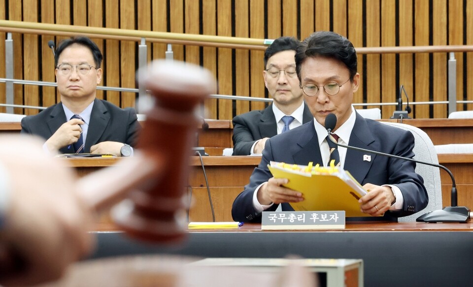 지난달 25일 당시 김민석 국무총리 후보자가 서울 국회에서 열린 인사청문회에서 정회가 선포되자 자료를 정리하는 모습 (사진=연합뉴스)