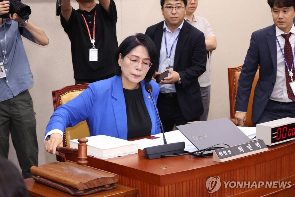14일 국회 과학기술정보통신위원회 전체 회의에서 열린 배경훈 과학기술정보통신부 장관 후보자의 인사청문회에서 최민희 위원장이 산회를 선언하고 있다.(사진=연합뉴스)