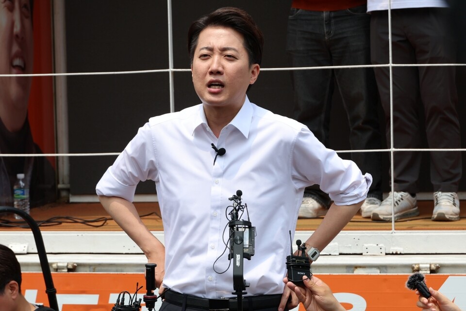 지난 5월 28일 당시 이준석 개혁신당 대선 후보가 서울 여의도공원에서 유세를 마친 뒤 취재진의 질문에 답하고 있다 (사진=연합뉴스)