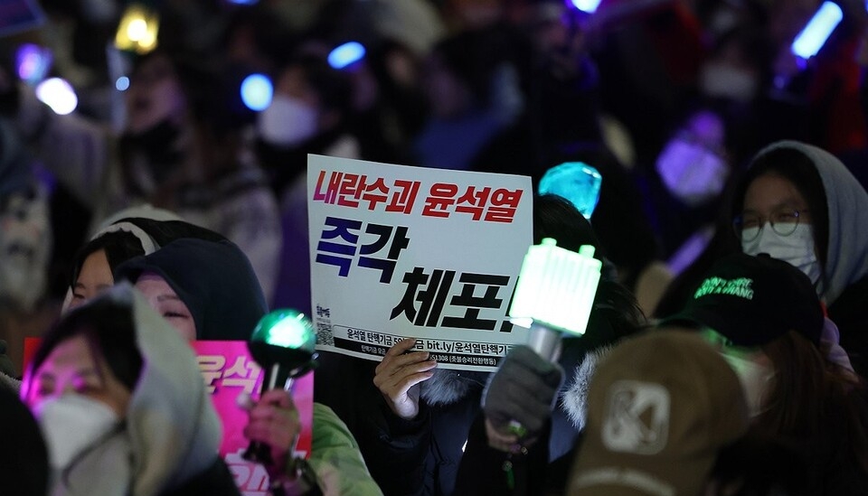 지난해 12월 8일 서울 여의도 국회 앞에서 열린 윤석열 탄핵 및 구속을 촉구하는 촛불문화제에서 참가자들이 관련 손팻말과 응원봉을 들고 있다 (서울=연합뉴스)