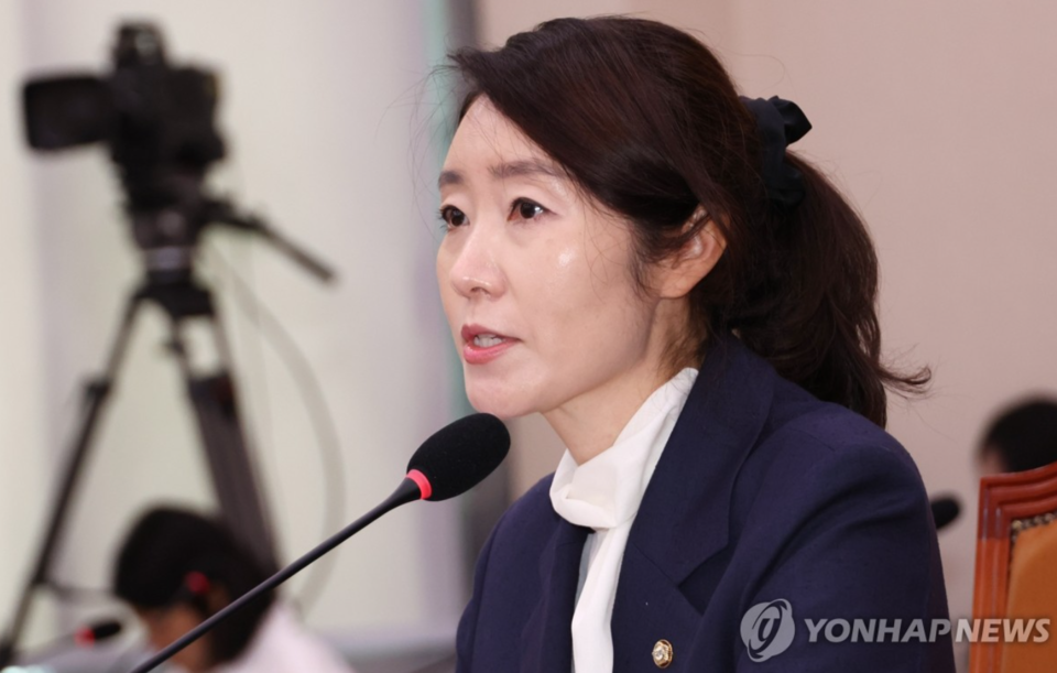 강선우 여성가족부 장관 후보자가 14일 서울 여의도 국회 여성가족위원회에서 열린 인사청문회에서 질문에 답하고 있다(연합뉴스)