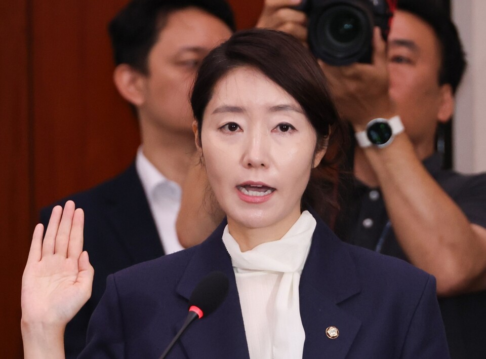 강선우 여성가족부 장관 후보자가 14일 국회 여성가족위원회에서 열린 인사청문회에서 선서하고 있다 (사진=연합뉴스)