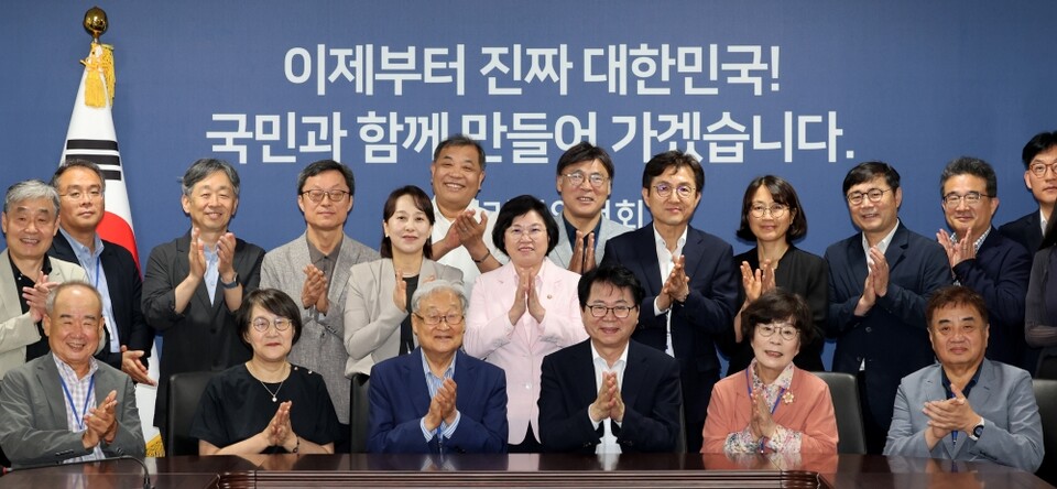 이한주 국정기획위원회 위원장(앞줄 왼쪽 네 번째)을 비롯한 참석자들이 16일 서울 종로구 국정기획위에서 열린 미디어혁신범국민협의체(가칭) 추진을 위한 의견수렴 간담회에서 기념촬영을 하고 있다 (공동취재=연합뉴스)