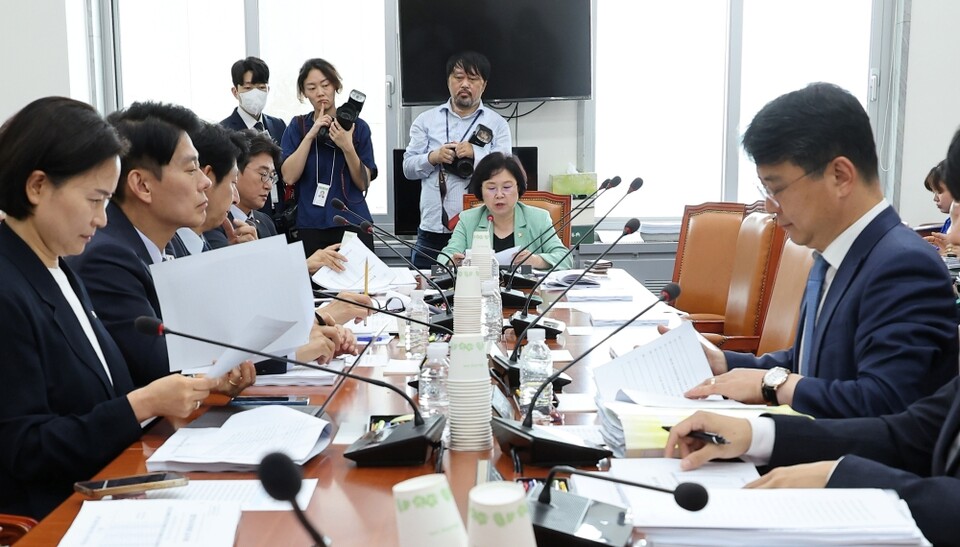 지난 2일 국회에서 과학기술정보방송통신위원회 법안심사소위가 더불어민주당 소속 김현 소위원장 등이 참석한 가운데 열리고 있다 (사진=연합뉴스)