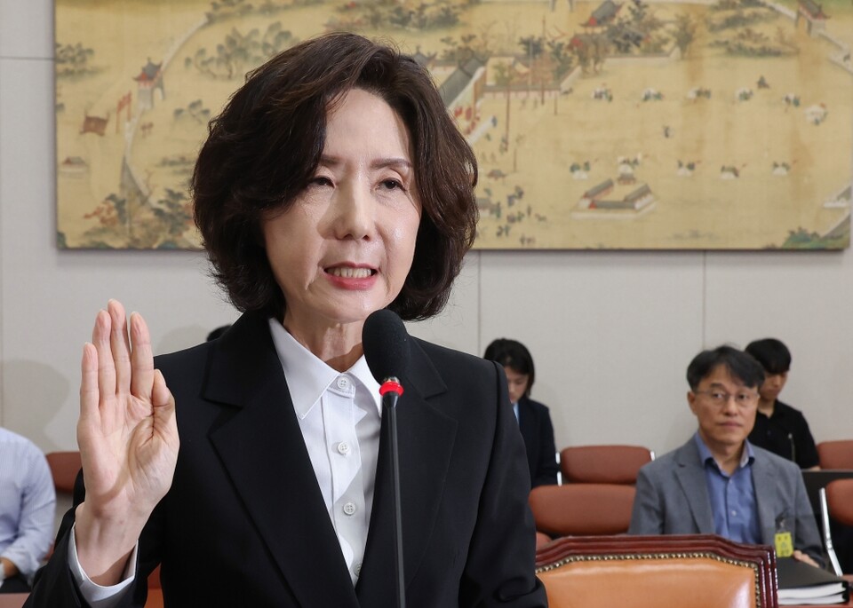 이진숙 사회부총리 겸 교육부 장관 후보자가 지난 16일 서울 여의도 국회 교육위원회에서 열린 인사청문회에서 선서하고 있다 (사진=연합뉴스)