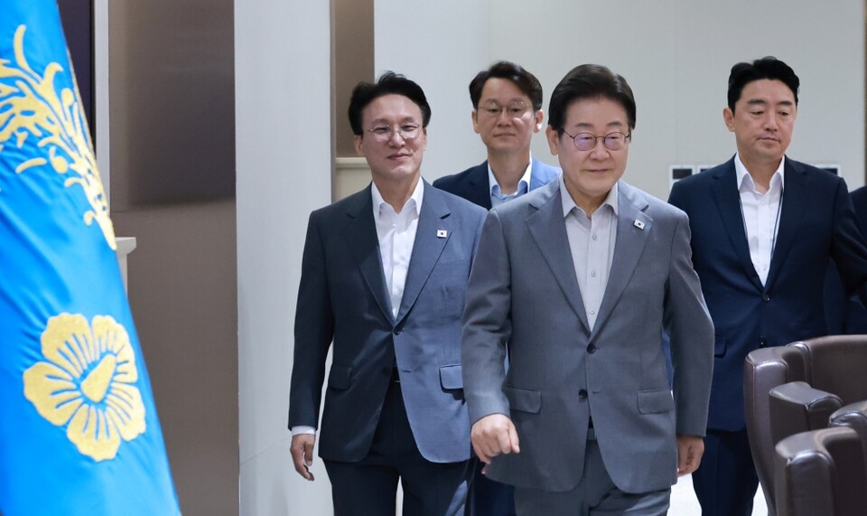 이재명 대통령과 김민석 국무총리가 지난 15일 서울 용산 대통령실 청사에서 열린 국무회의에 입장하고 있다 (사잔=연합뉴스)