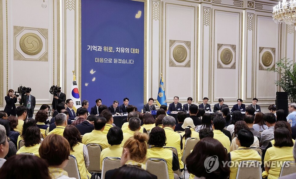 이재명 대통령이 16일 청와대 영빈관에서 '기억과 위로, 치유의 대화' 사회적 참사 유가족 간담회를 하고 있다. [대통령실통신사진기자단=연합뉴스]