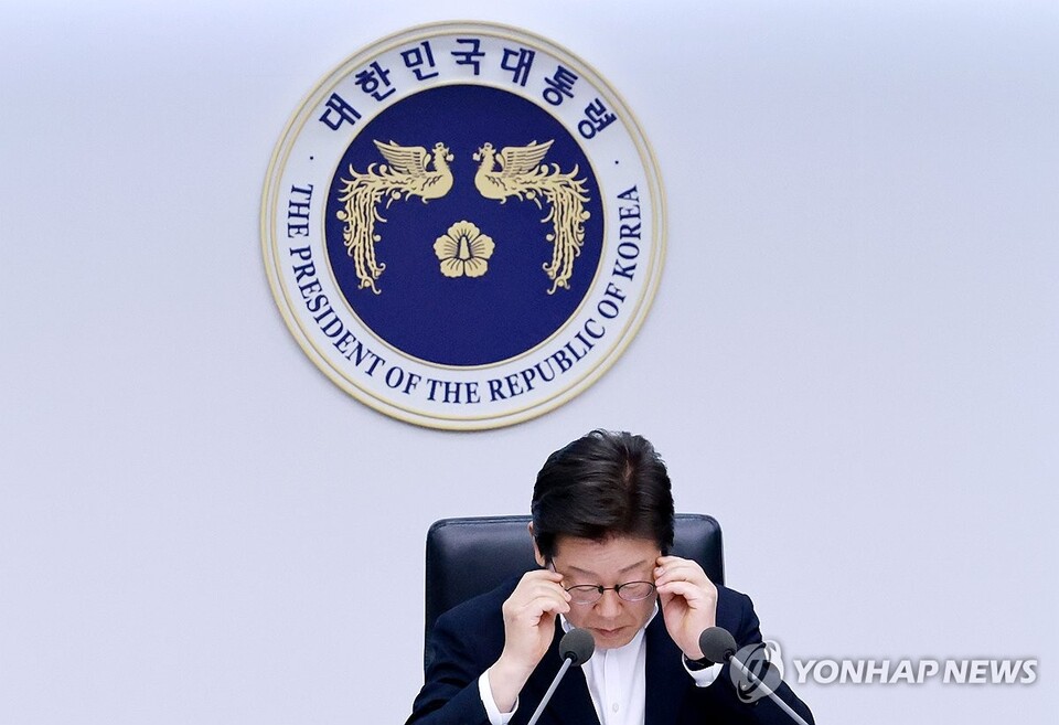 이재명 대통령이 17일 서울 용산 대통령실 청사에서 열린 4차 수석·보좌관 회의를 시작하며 안경을 바꿔 쓰고 있다. (서울=연합뉴스)