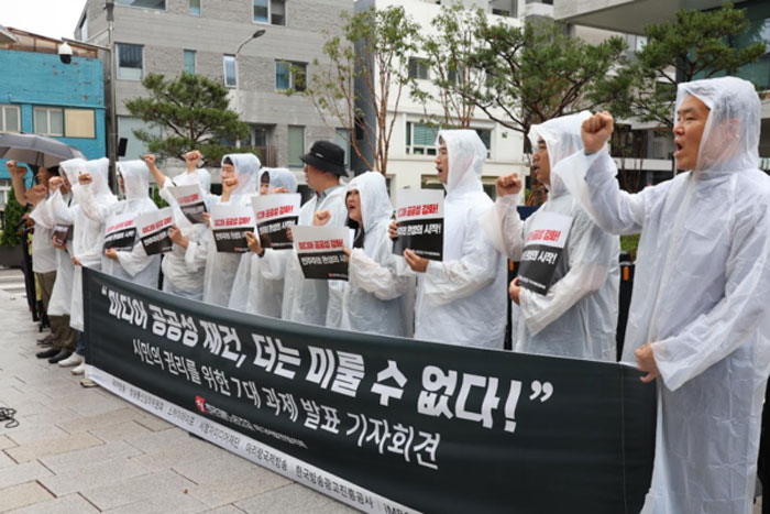 언론노조 미디어발전협의회가 18일 서울 종로구 정부서울청사 창성동별관 국정기획위원회 앞에서 기자회견을 열고 미디어 공공성 재건을 위한 7개 과제를 발표했다.(사진=미발협)