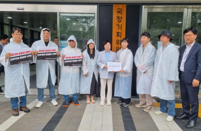 언론노조 미디어발전협의회가 18일 국정기획위에 미디어 공공성 재건을 위한 7개 과제를 전달하고 있다.(사진=미발협)