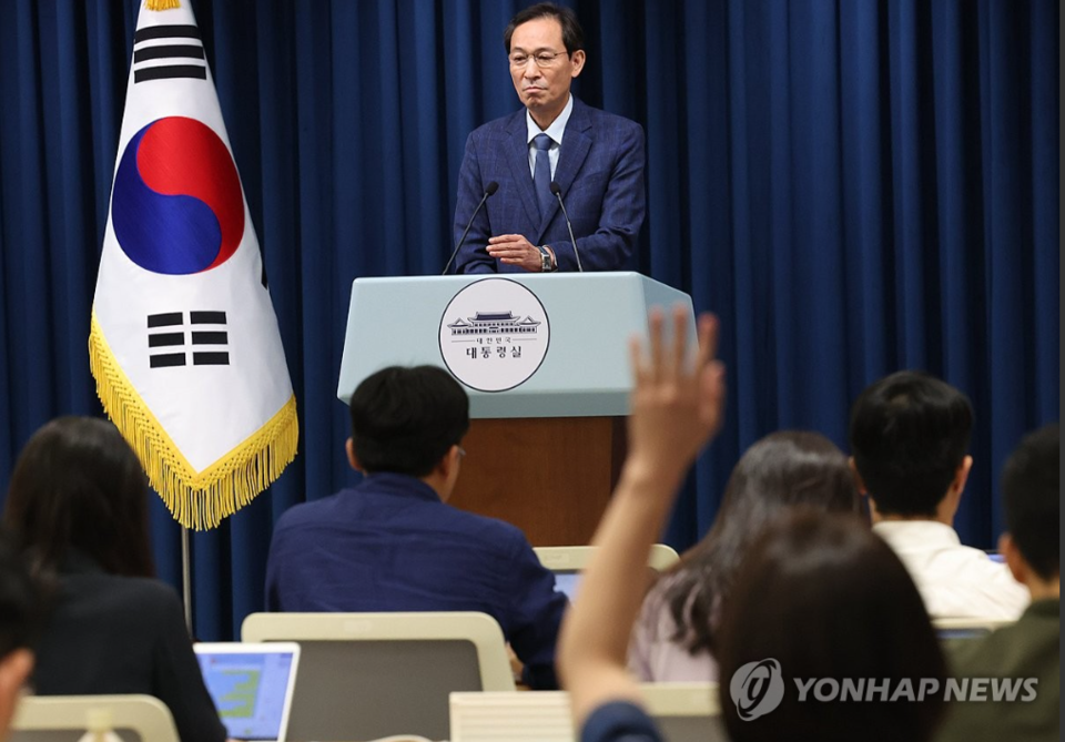 우상호 정무수석이 20일 용산 대통령실 기자회견장에서 장관 인선 관련 브리핑 후 질문을 받고 있다. 우 수석은 이재명 대통령이 이진숙 교육부 장관 지명을 철회했다고 밝혔다.(연합뉴스)