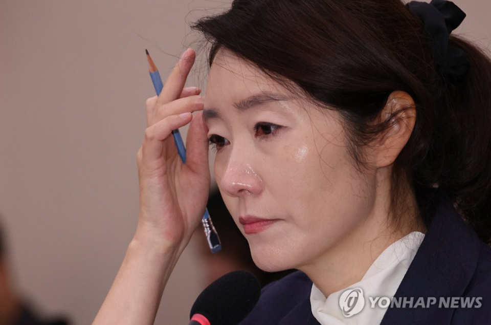 강선우 여성가족부 장관 후보자가 14일 국회 여성가족위원회에서 열린 인사청문회에서 발달장애 자녀에 대한 질문을 받고 있다.(연합뉴스)