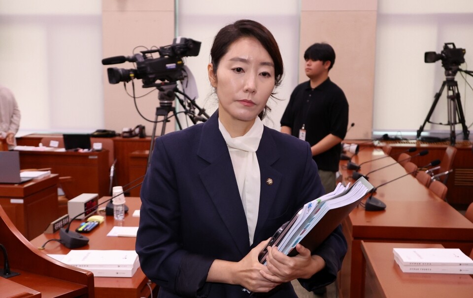 강선우 여성가족부 장관 후보자가 지난 14일 국회 여성가족위원회에서 열린 인사청문회가 오전 질의를 마치고 정회되자 청문회장을 나가고 있다 (사진=연합뉴스)