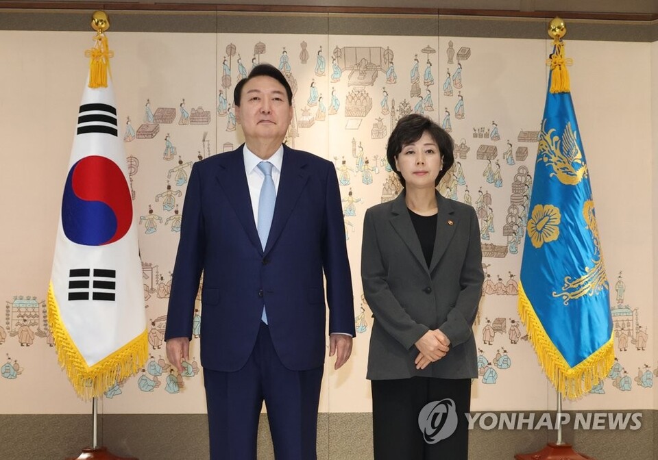 지난 2022년 7월 5일 당시 윤석열 대통령이 용산 대통령실 청사에서 박순애 사회부총리 겸 교육부 장관에게 임명장을 수여한 뒤 기념촬영을 하는 모습 (사진=연합뉴스)