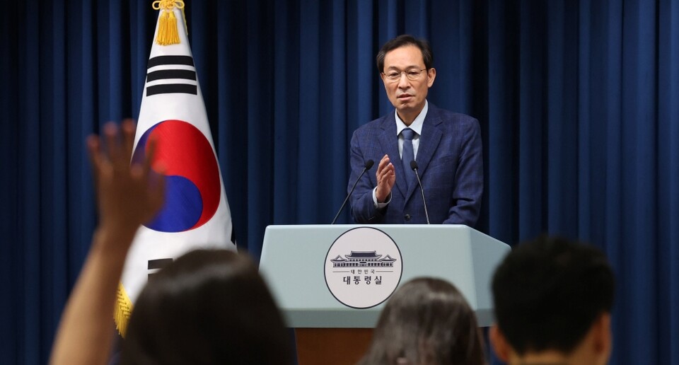 우상호 정무수석이 지난 20일 용산 대통령실 기자회견장에서 장관 인선 관련 브리핑 후 질문을 받고 있다. 우 수석은 이재명 대통령이 이진숙 교육부 장관 지명을 철회했다고 밝혔다 (사진=연합뉴스)