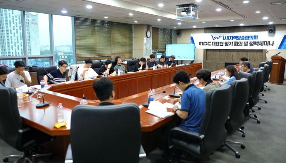전국언론노동조합 산하 지역MBC 노조 지부장단이 지난 17일 MBC충북에 모여 방송3법 관련 회의를 진행한 모습 (사진=공영방송 지역MBC 노동조합연대회의)