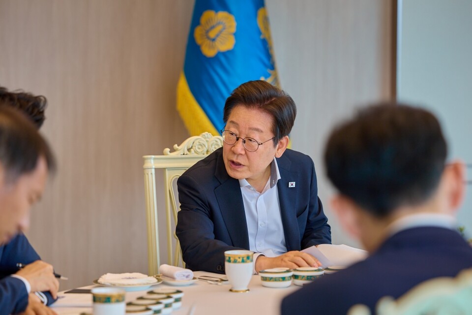이재명 대통령이 21일 서울 용산 대통령실 청사에서 김민석 국무총리와 주례 보고 회동을 하고 있다 (대통령실=연합뉴스)