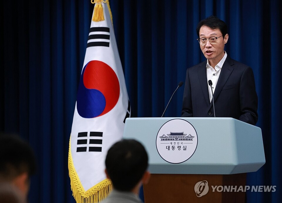 이규연 대통령실 홍보소통수석이 17일 서울 용산 대통령실 청사에서 이날 이재명 대통령 주재로 열린 수석·보좌관 회의 등 현안 브리핑을 하고 있다(사진=연합뉴스)