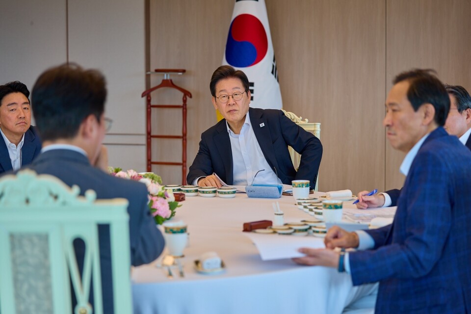 이재명 대통령이 지난 21일 서울 용산 대통령실 청사에서 김민석 국무총리와 주례 보고 회동을 하고 있다(사진=연합뉴스)