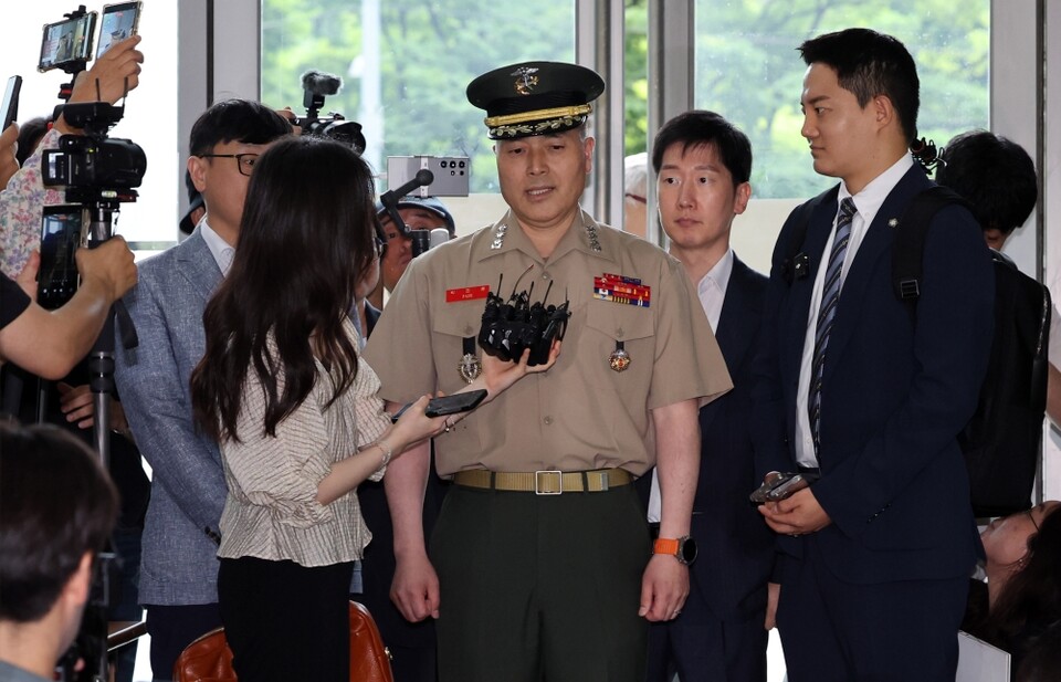 박정훈 해병대 수사단장(대령)이 지난 16일 서울 서초구 순직해병특검 사무실에 참고인 신분으로 출석하며 취재진의 질문에 답하는 모습 (사진=연합뉴스)