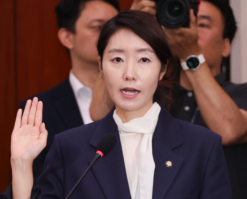 강선우 여성가족부 장관 후보자가 지난 14일 국회 여성가족위원회에서 열린 인사청문회에서 선서하고 있다 (사진=연합뉴스)