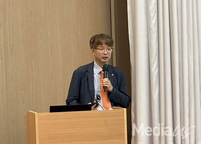 심영섭 경희사이버대 겸임교수가 23일 '디지털 플랫폼 시대, 이용자 보호와 미디어 심의제도 개선'  세미나에서 발제를 하고 있다.(사진=미디어스)