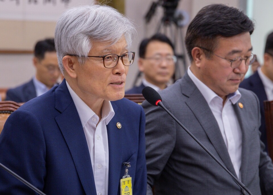 최동석 인사혁신처장이 지난 22일 국회에서 열린 국회 법제사법위원회 전체 회의에 출석해 의원 질의에 답하고 있다 (사진=연합뉴스)