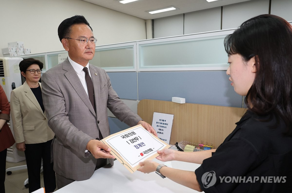 국민의힘 유상범 원내수석부대표가 24일 서울 여의도 국회 의안과에 국회의원 강선우 징계요구안을 제출하고 있다.(연합뉴스)