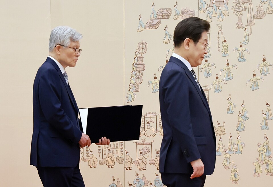 최동석 인사혁신처장이 지난 23일 서울 용산 대통령실 청사에서 열린 신임 국무위원, 지방시대위원장 임명장 및 위촉장 수여식에서 이재명 대통령의 임명장 수여를 돕고 있다 (사진=연합뉴스)