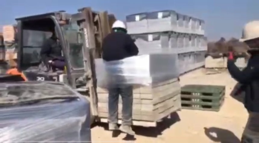 전남 나주의 벽돌공장에서 이주노동자가 비닐로 결박된 채 지게차로 들어 올려지는 모습 (사진=전남이주노동자인권네트워크)