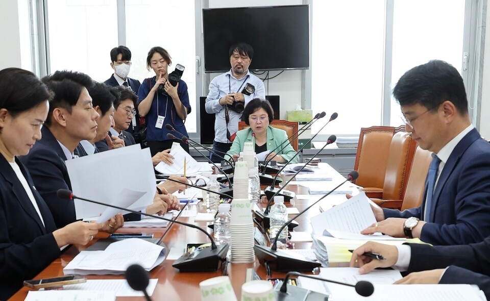 국회 과학기술정보방송통신위원회 더불어민주당 간사 김현 의원(가운데)이 법안심사소위원회를 주재하는 모습 (사진=연합뉴스)