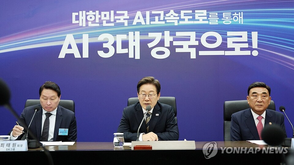 이재명 대통령이 6월 20일 울산전시컨벤션센터에서 열린 인공지능(AI) 글로벌 협력 기업 간담회에서 발언하고 있다. 왼쪽부터 최태원 SK그룹 회장, 이 대통령, 김두겸 울산광역시장. [대통령실통신사진기자단=연합뉴스]