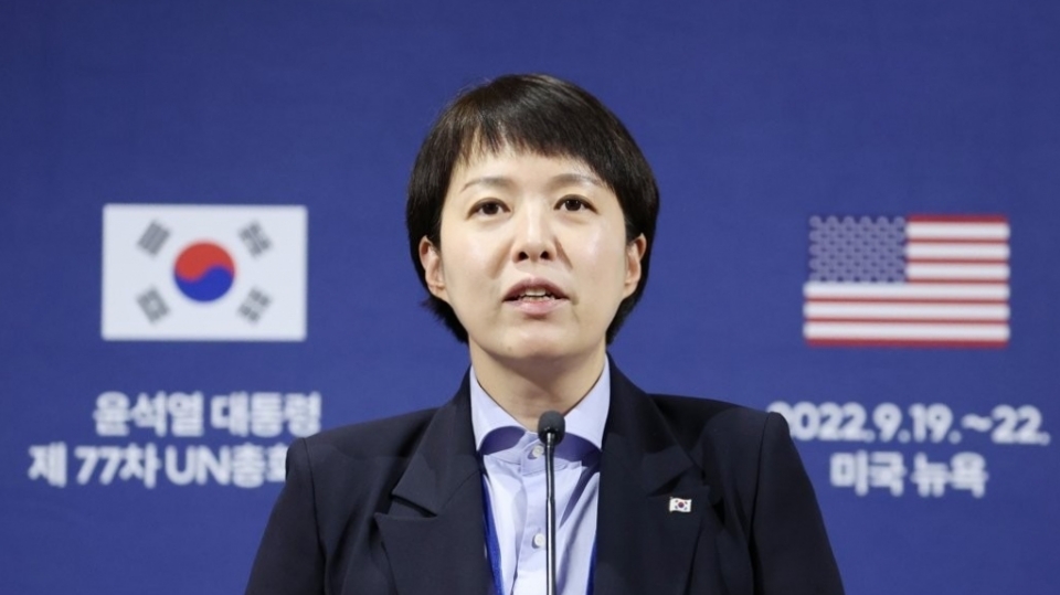 2022년 9월22일 당시 김은혜 대통령실 홍보수석이 미국 뉴욕에서 대통령 비속어 논란에 대해 브리핑하는 모습 (사진=연합뉴스)