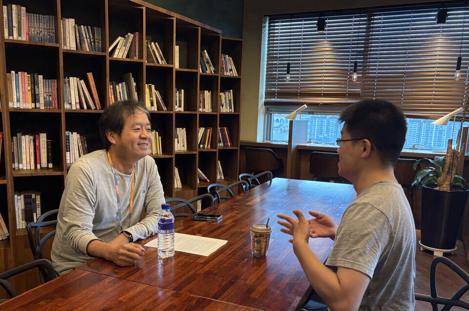 김성관 언론노조 EBS지부장(왼쪽), 이영광 기자