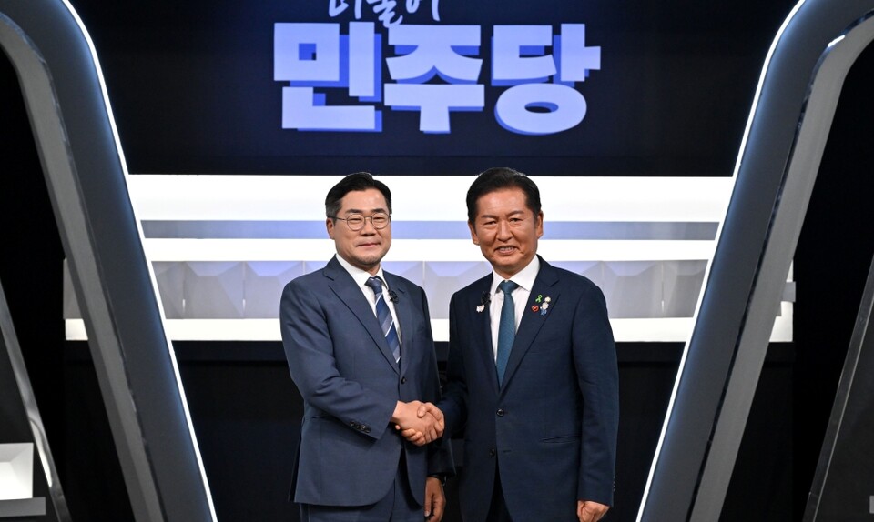 더불어민주당 박찬대·정청래 당대표 후보가 지난 27일 서울 여의도 KBS 신관 공개홀에서 열린 TV토론회 시작에 앞서 악수를 하며 기념촬영하고 있다 (국회사진기자단=연합뉴스)