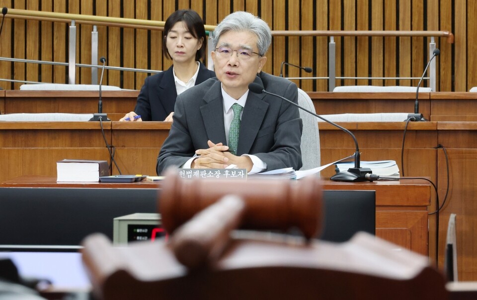 김상환 헌법재판소장 후보자가 지난 21일 서울 여의도 국회에서 열린 인사청문회에서 의원 질의에 답하고 있다 (사진=연합뉴스)