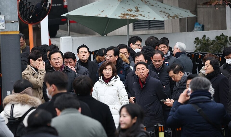 지난 1월 6일 서울 용산구 한남동 대통령 관저 앞에 국민의힘 나경원, 유상범, 김석기, 김기현 등 의원들이 대기하고 있는 모습 (사진=연합뉴스)