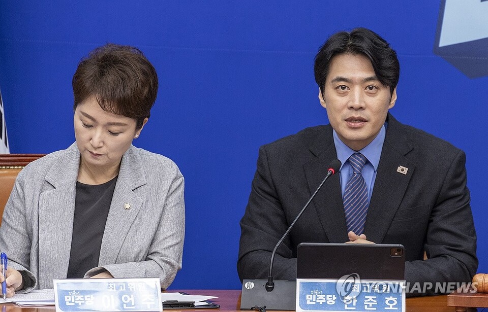 더불어민주당 한준호 최고위원(오른쪽)이 국회에서 열린 최고위원회의에서 발언하고 있다.(사진=연합뉴스)